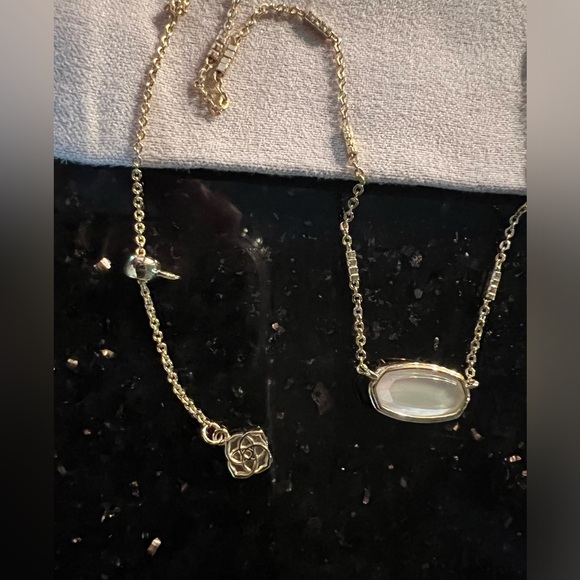 Kendra Scott Pendant Necklace in Ivory Mother-of-Pearl and Gold - Picture 8 of 8